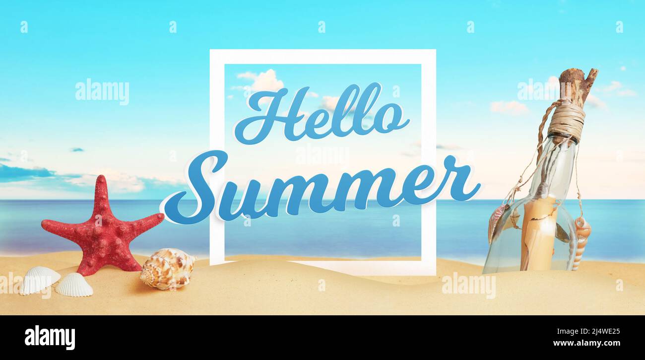 Ciao estate testo sulla spiaggia di sabbia circondata da stella del mare, conchiglie e messaggio in bottiglia. Concetto di vacanza tropicale Foto Stock