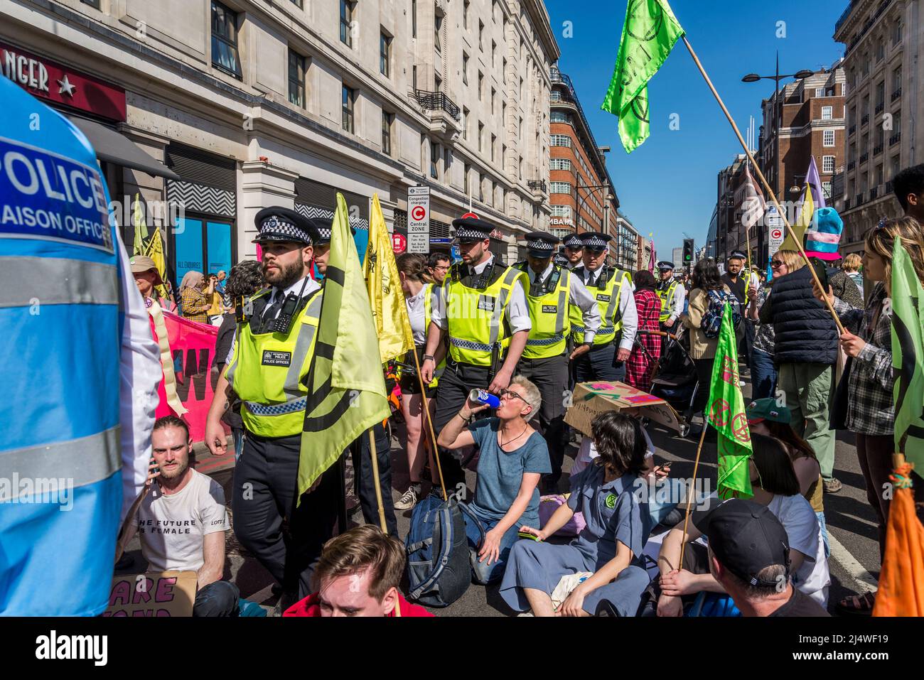 Non saremo spettatori, una protesta della ribellione di estinzione che combatte per la giustizia climatica, Marble Arch, Londra, Inghilterra, UK 16.04.2022 Foto Stock