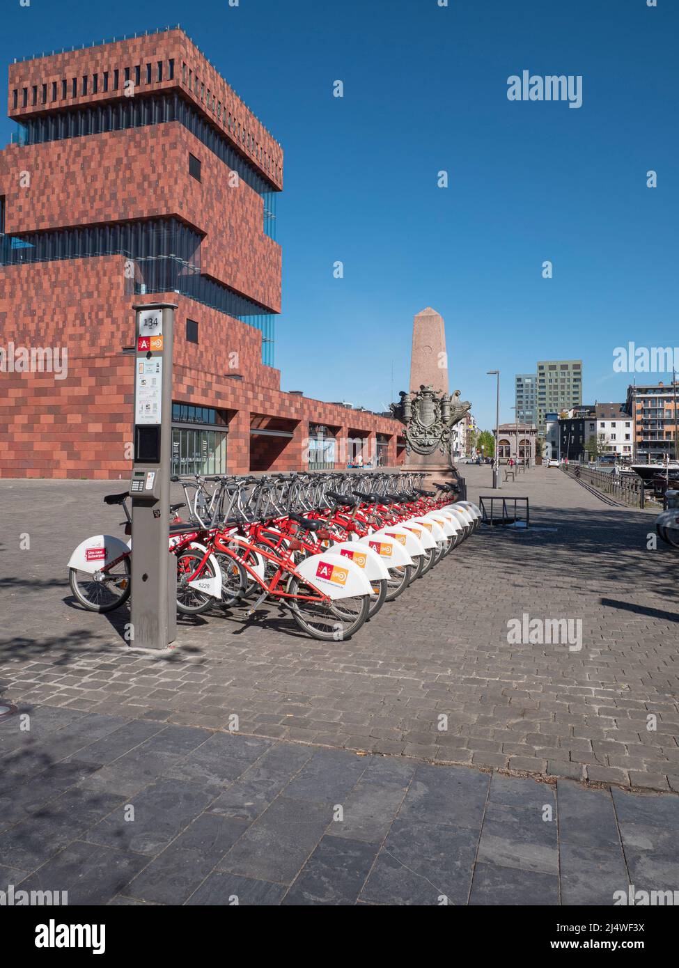 Anversa, Belgio, 17 aprile 2020, noleggio biciclette presso il famoso museo aan de Stroom (MAS, Museum by the River) di Anversa Foto Stock