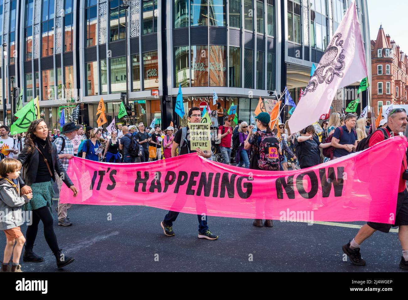 Sta accadendo ora banner a We Will not be bystanders, una protesta della ribellione di estinzione che combatte per la giustizia climatica, 16.04.2022, Londra, Inghilterra, Foto Stock