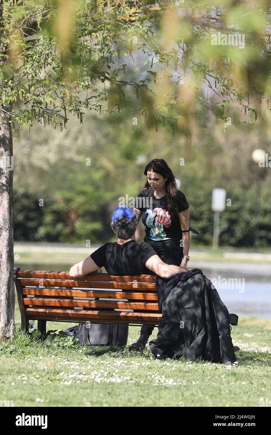 Roma, Italia. 16th Apr 2022. Roma, Max Tortora al parco con sua moglie Maria Teresa Merlino e il loro cane dachshund. Credit: Independent Photo Agency/Alamy Live News Foto Stock