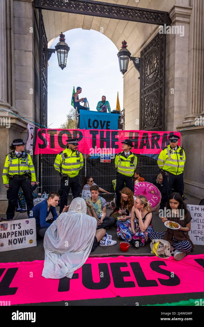Stop the harm banner at Marble Arch, at We Will not be bystanders, an Extinction Rebellion protesta che combatte per la giustizia climatica, Marble Arch, Londo Foto Stock