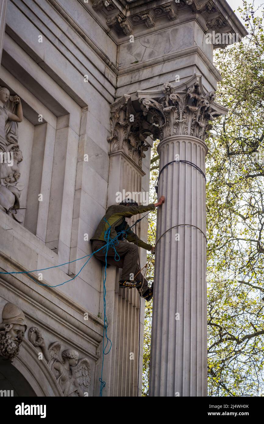 Uomo che sale il Marble Arch, non saremo spettatori, una protesta della ribellione di estinzione che combatte per la giustizia climatica, Marble Arch, Londra, Inghilterra Foto Stock