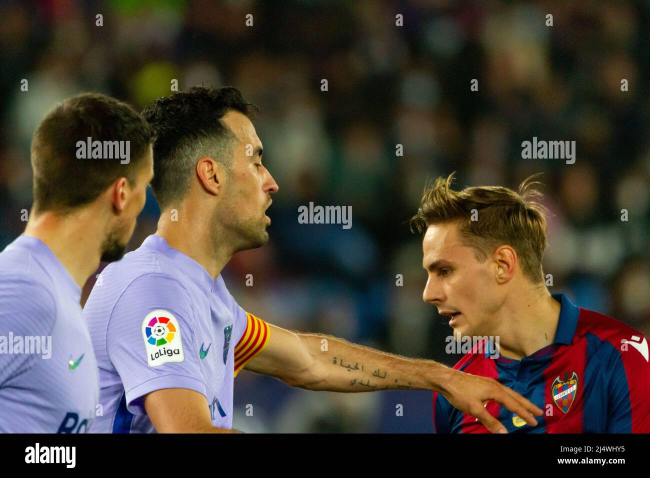 Valencia, (SPAGNA) - 10 aprile 2022 - il giocatore del Club di Calcio di Barcellona Sergio Busquets in primo piano contro il giocatore del Levante UD Marc Pubill wi Foto Stock