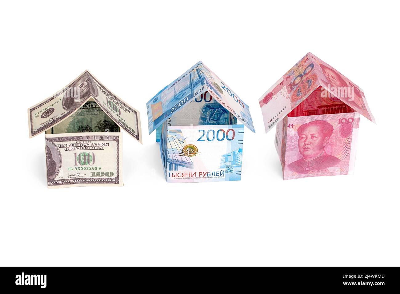 Case fatte di dollari, rubli e yuan, isolate su sfondo bianco Foto Stock