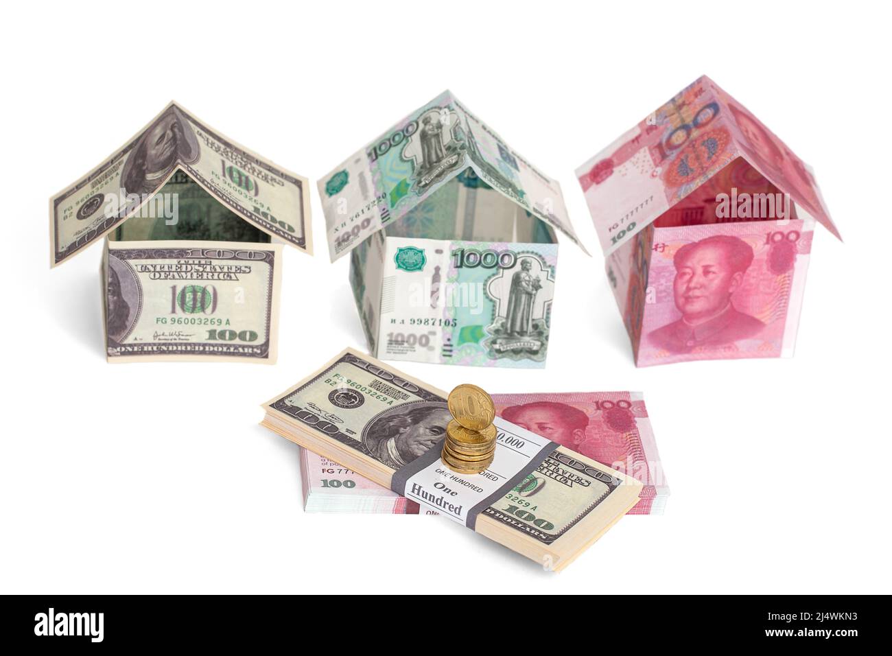 Case fatte di dollari, rubli, yuan e mazzi di denaro, isolate su sfondo bianco Foto Stock