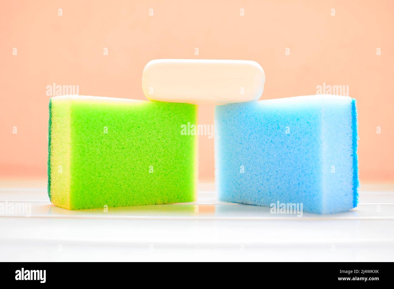 Spugne verdi blu e sapone bianco per la pulizia Foto Stock