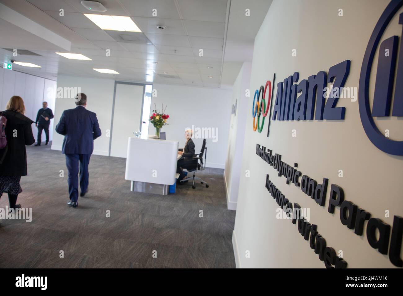 Interni degli uffici Allianz Insurance London con insegne, receptionist e dipendenti 60 Gracechurch St, London EC3V 0HR Foto Stock