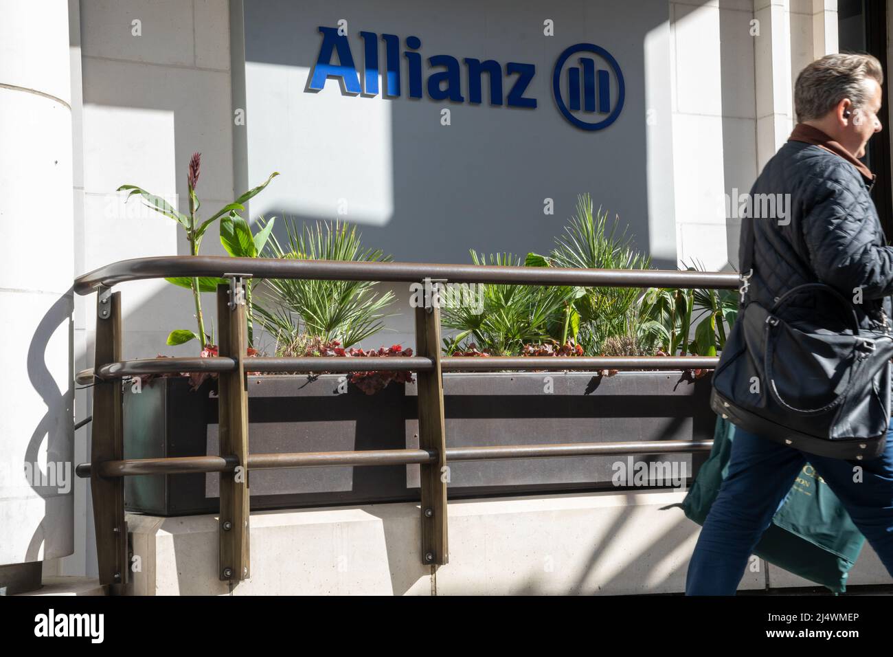 L'esterno dell'ufficio Allianz Insurance London mostra la segnaletica 60 Gracechurch St, London EC3V 0HR Foto Stock