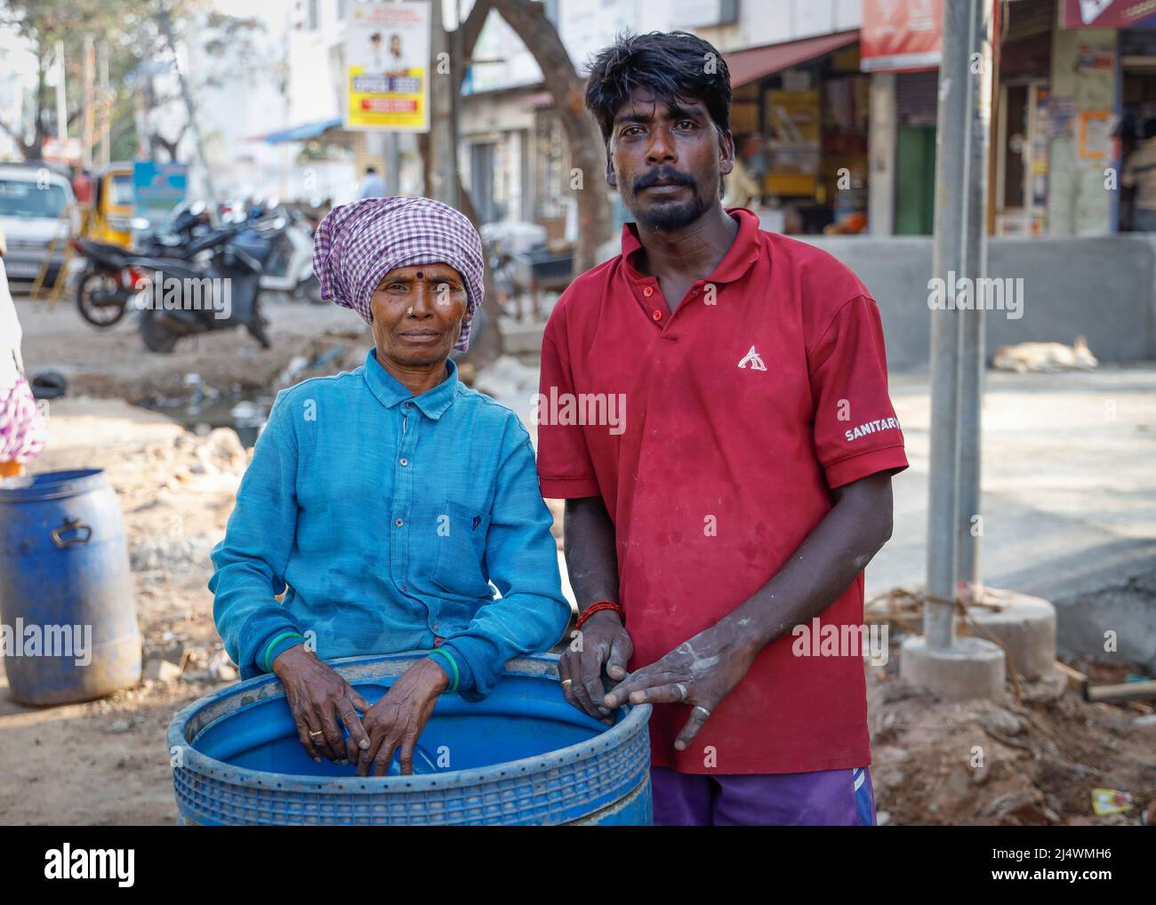 Ritratto di lavoratore indiano femminile e maschile in un cantiere di Trichy, Tamil Nadu, India Foto Stock