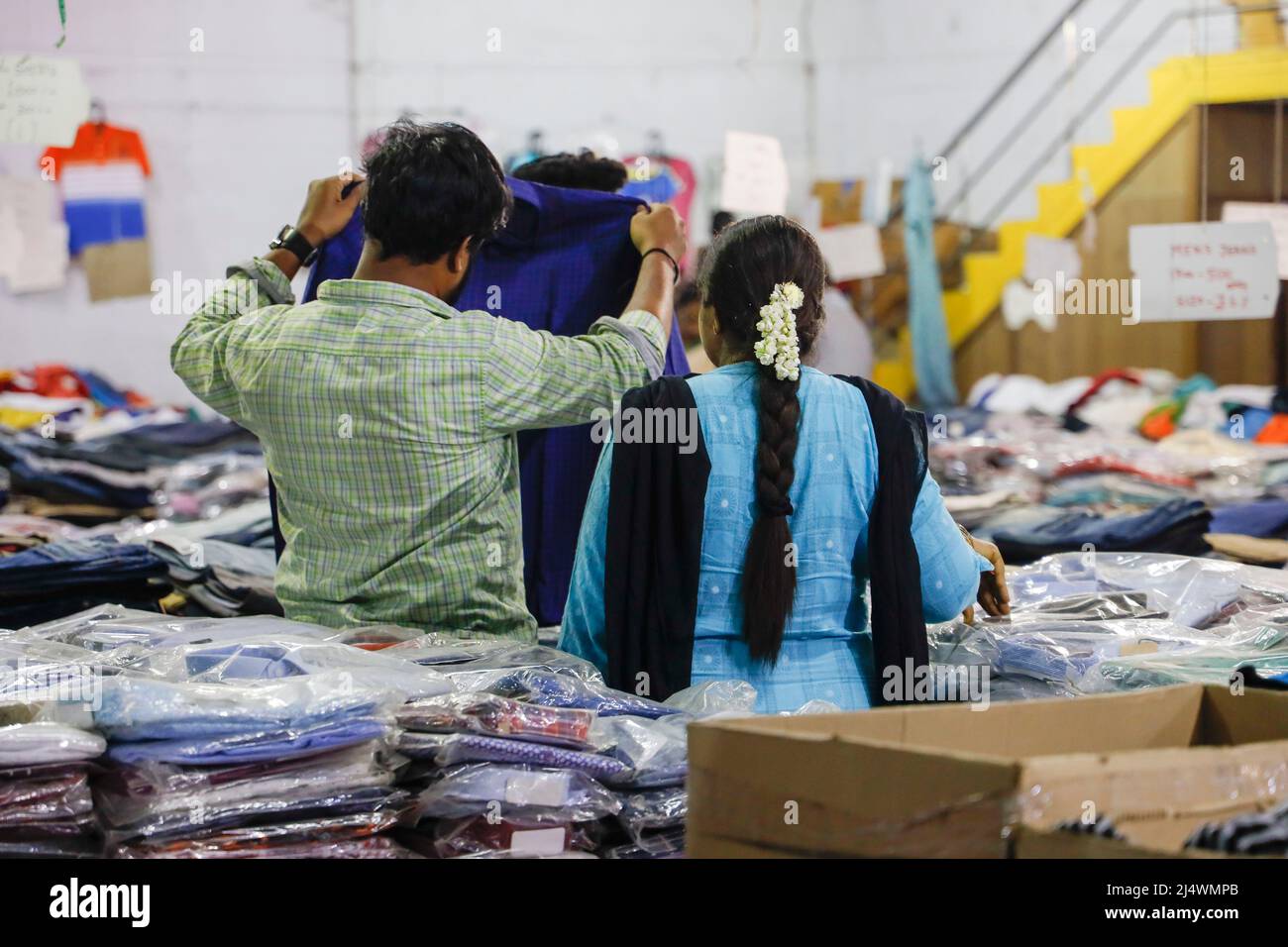 Coppia shopping in un negozio outlet di abbigliamento a Trichy, Tamil Nadu, India Foto Stock