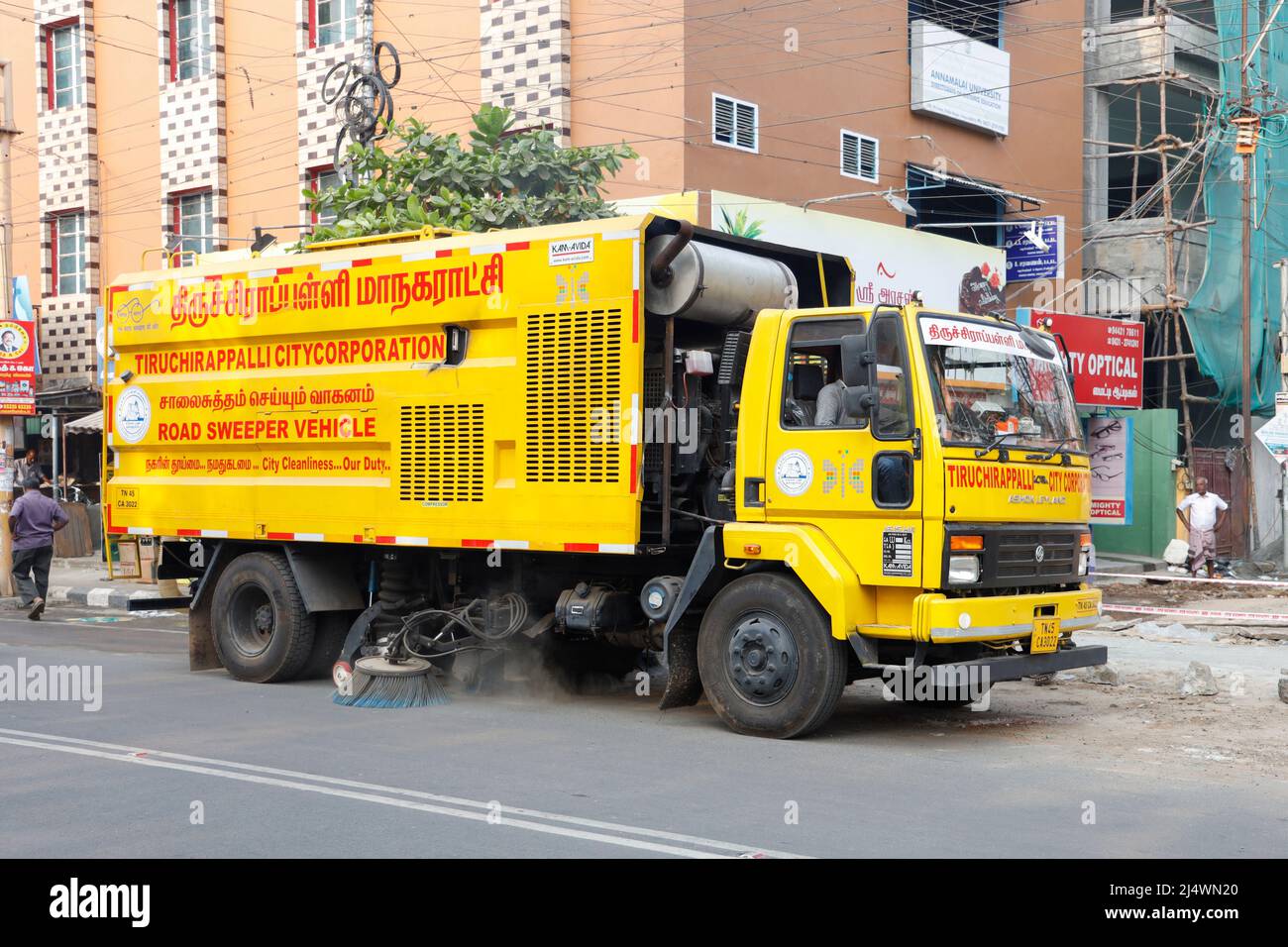 Un nuovo camion spazzatrice stradale pulisce la strada a Trichy, Tamil Nadu, India. Foto Stock