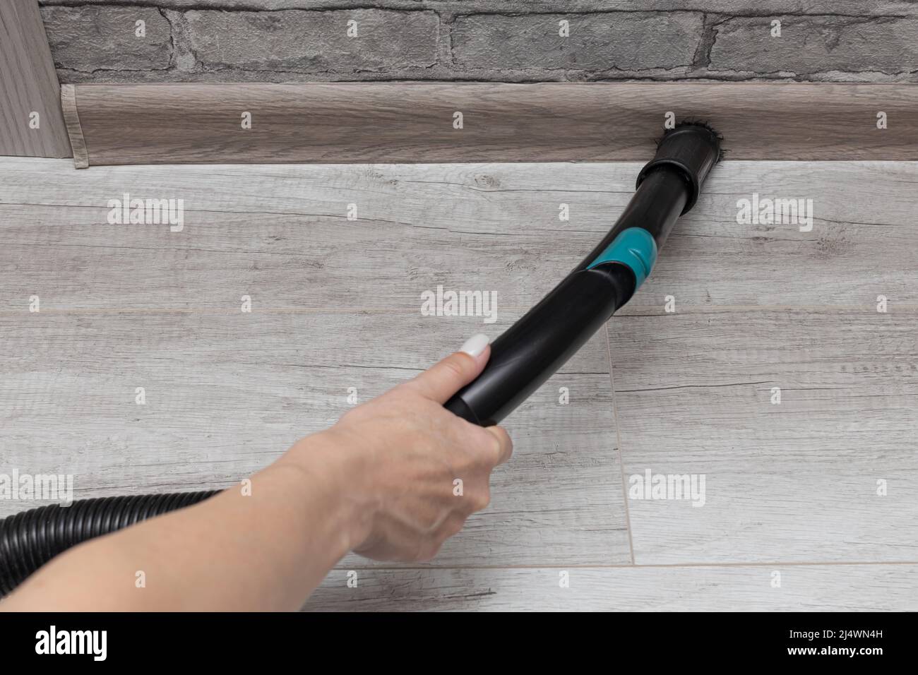 Donna che aspira il pavimento con una testina. Foto di alta qualità Foto Stock