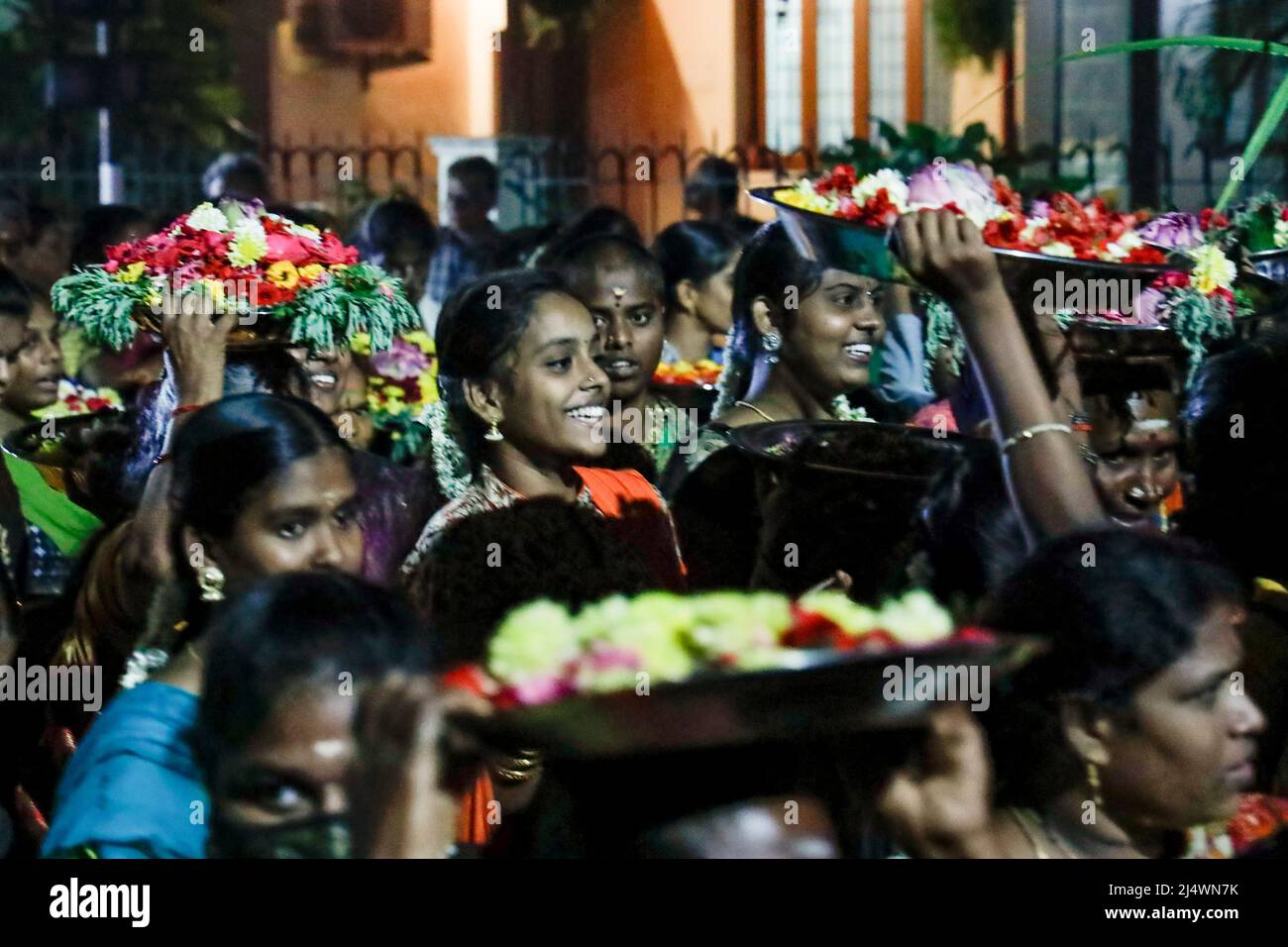 Donne che portano offerte a testa durante un festival religioso a Trichy, Tamil Nadu, India Foto Stock