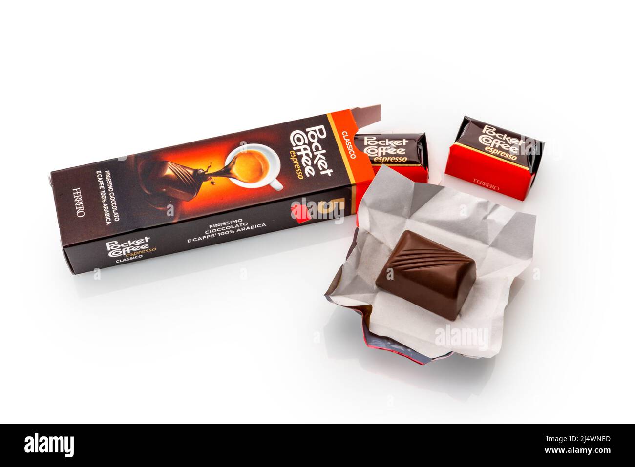 Alba, Italia - 16 aprile 2022: Caffè in tasca Ferrero, caffè arabica liquido in guscio di cioccolato pregiato, prodotto da Ferrero importante pasticceria f Foto Stock
