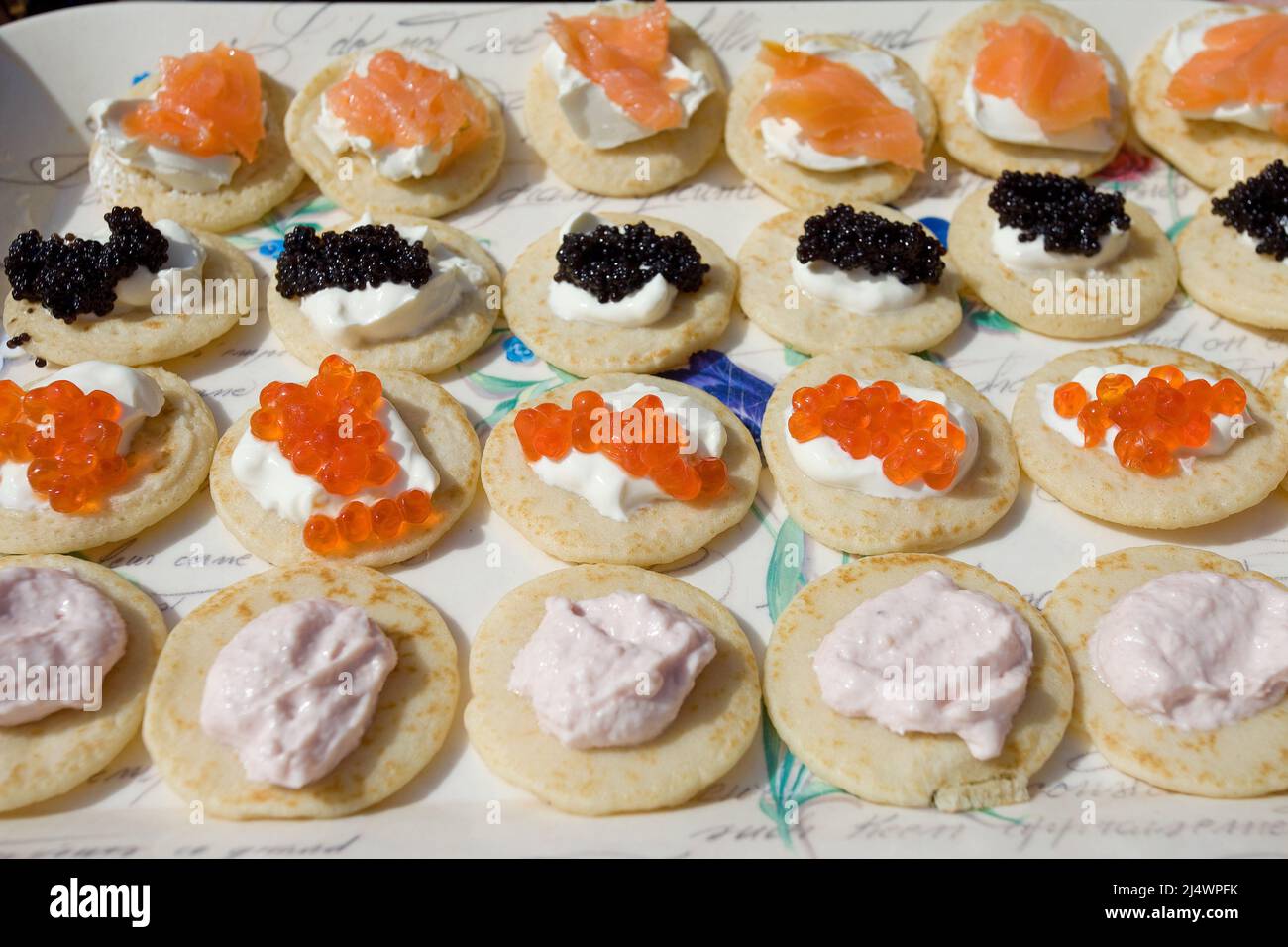 Blini con un assortimento di condimenti Foto Stock