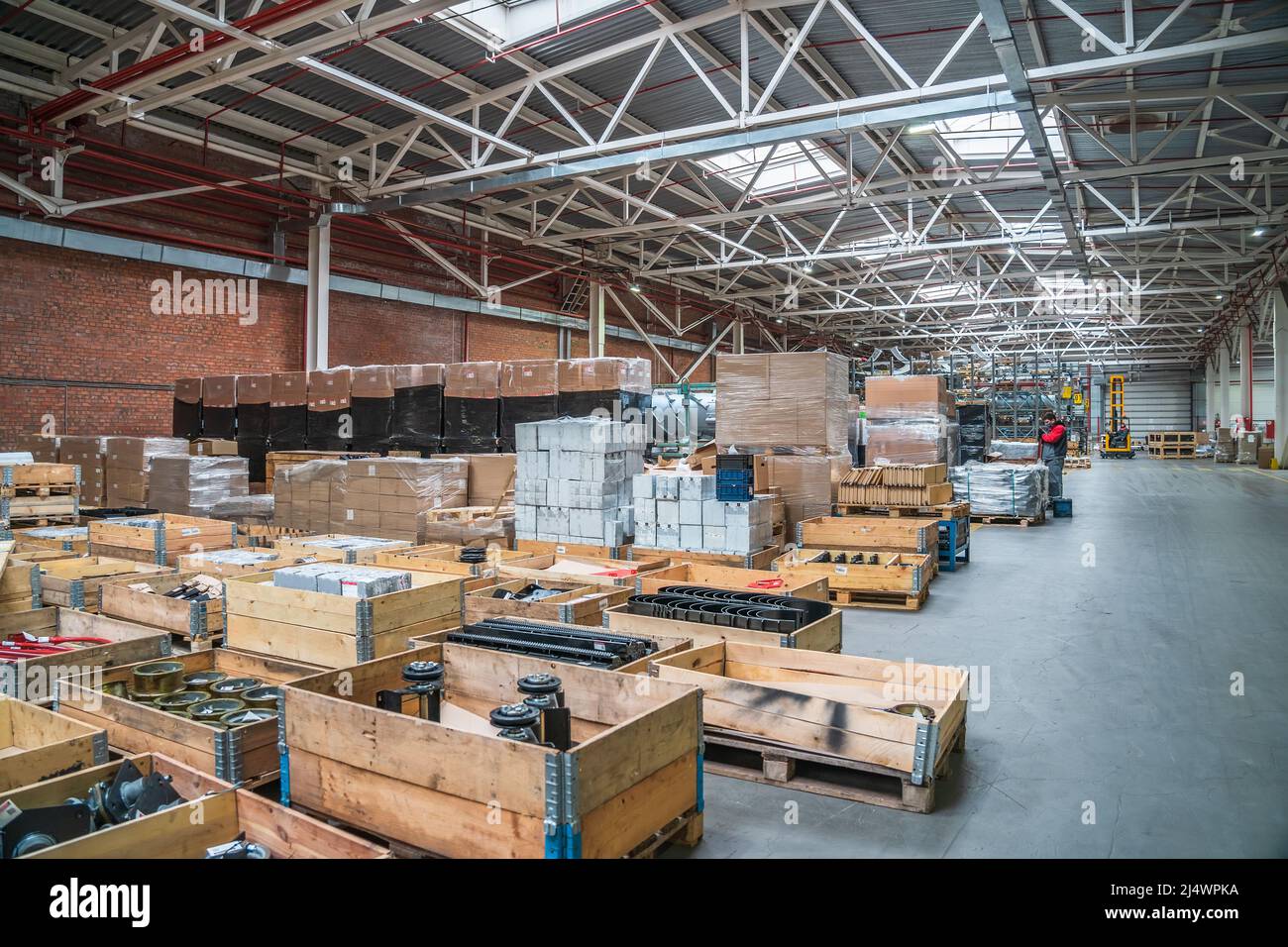 Magazzino di distribuzione o centro logistico con merci e cargo in scatole pronte per il trasporto della spedizione e della consegna. Foto Stock