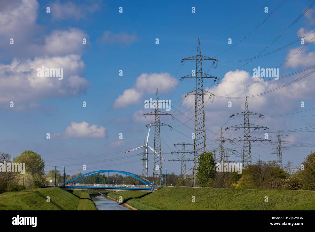 Tralicci e linee elettriche ad alta tensione nei pressi dell'impianto di smaltimento energia della RWE Generation se, Karnap, Essen, Germania Foto Stock