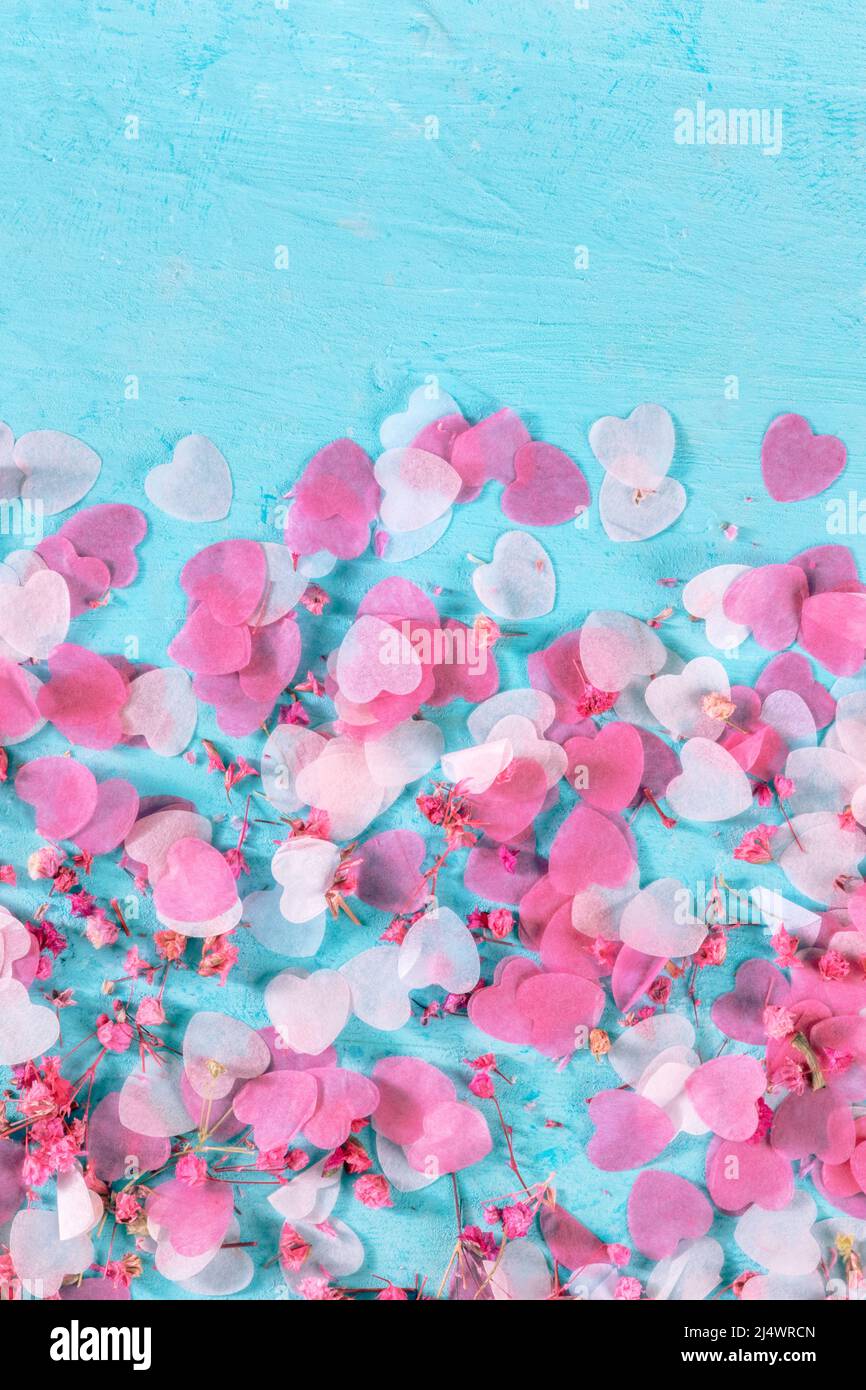 Banner di San Valentino o matrimonio con spazio copia, con cuori rosa su sfondo teale, un modello di design per un biglietto di auguri o invito Foto Stock