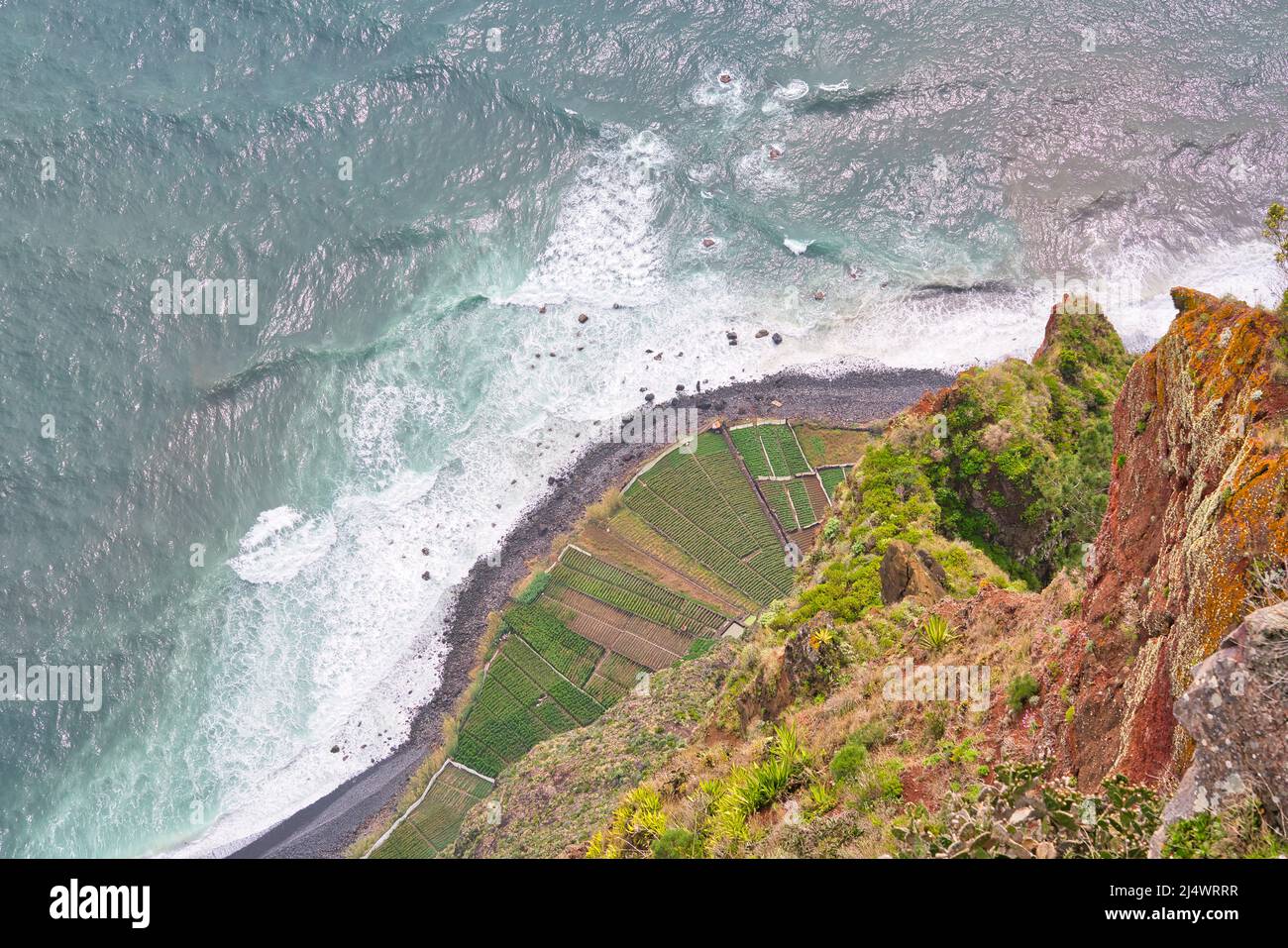 Cabo Girao è un'alta scogliera di mare situata lungo la costa meridionale dell'isola di Madeira, nell'arcipelago portoghese di Madeira, geograficamente pa Foto Stock