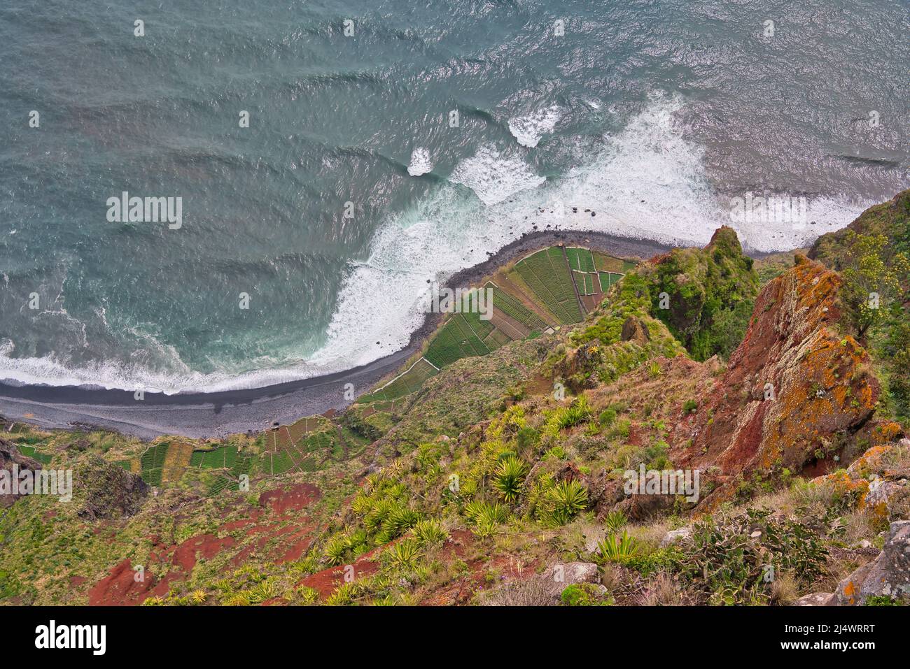 Cabo Girao è un'alta scogliera di mare situata lungo la costa meridionale dell'isola di Madeira, nell'arcipelago portoghese di Madeira, geograficamente pa Foto Stock