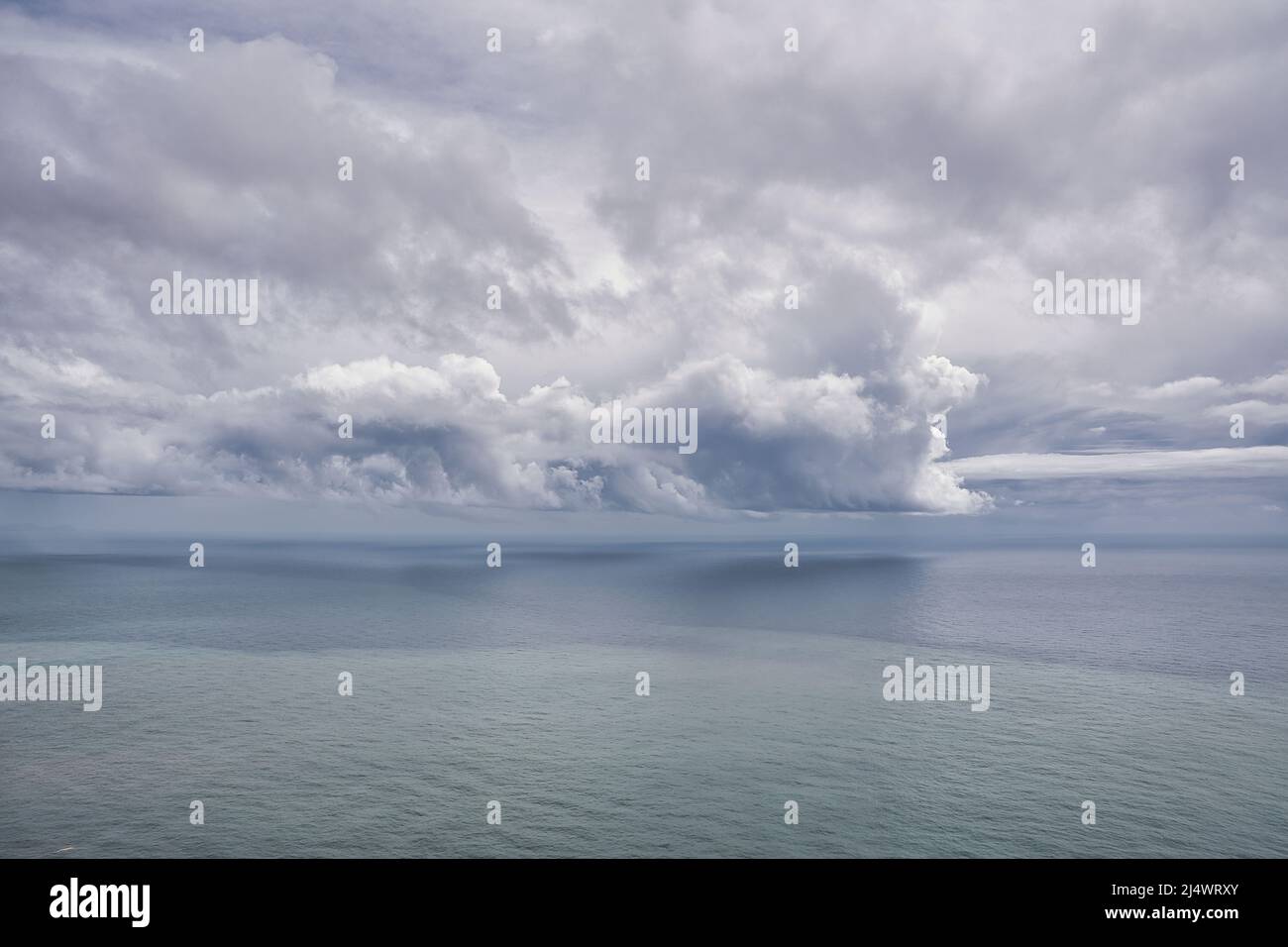 Cabo Girao è un'alta scogliera di mare situata lungo la costa meridionale dell'isola di Madeira, nell'arcipelago portoghese di Madeira, geograficamente pa Foto Stock