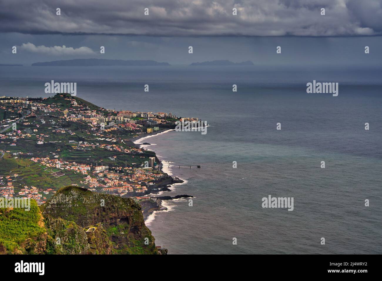 Cabo Girao è un'alta scogliera di mare situata lungo la costa meridionale dell'isola di Madeira, nell'arcipelago portoghese di Madeira, geograficamente pa Foto Stock