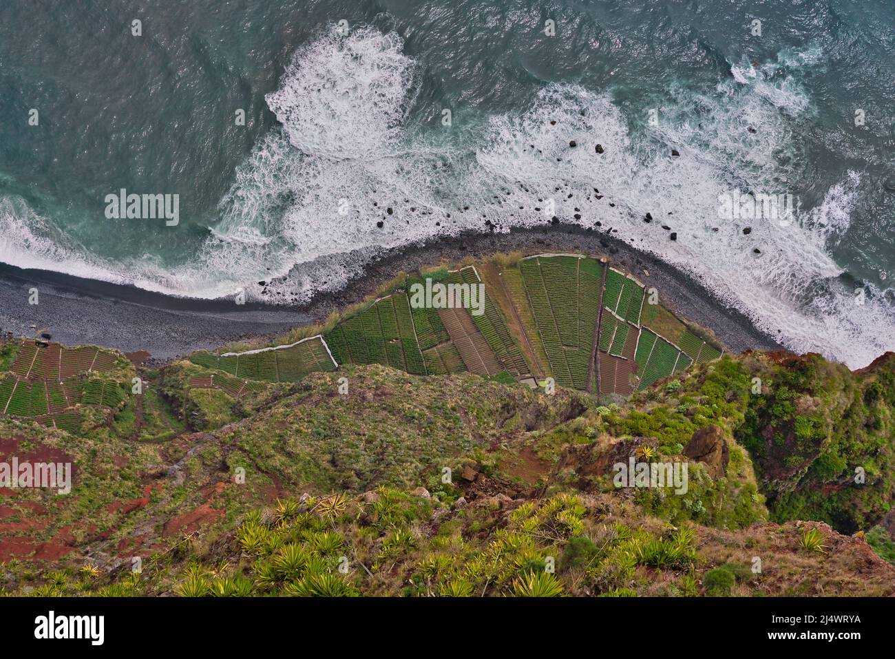 Cabo Girao è un'alta scogliera di mare situata lungo la costa meridionale dell'isola di Madeira, nell'arcipelago portoghese di Madeira, geograficamente pa Foto Stock