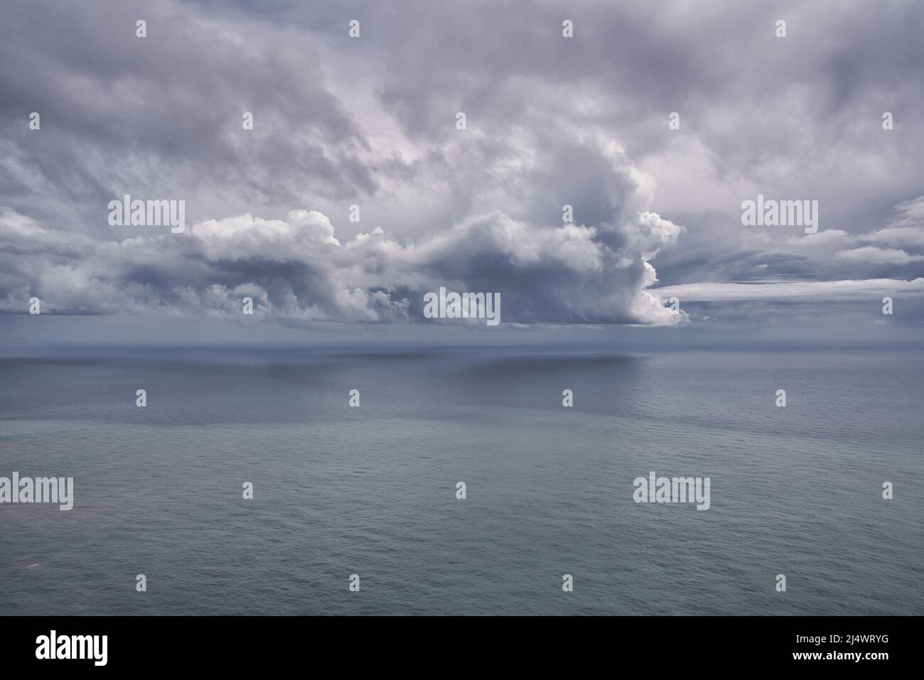 Cabo Girao è un'alta scogliera di mare situata lungo la costa meridionale dell'isola di Madeira, nell'arcipelago portoghese di Madeira, geograficamente pa Foto Stock