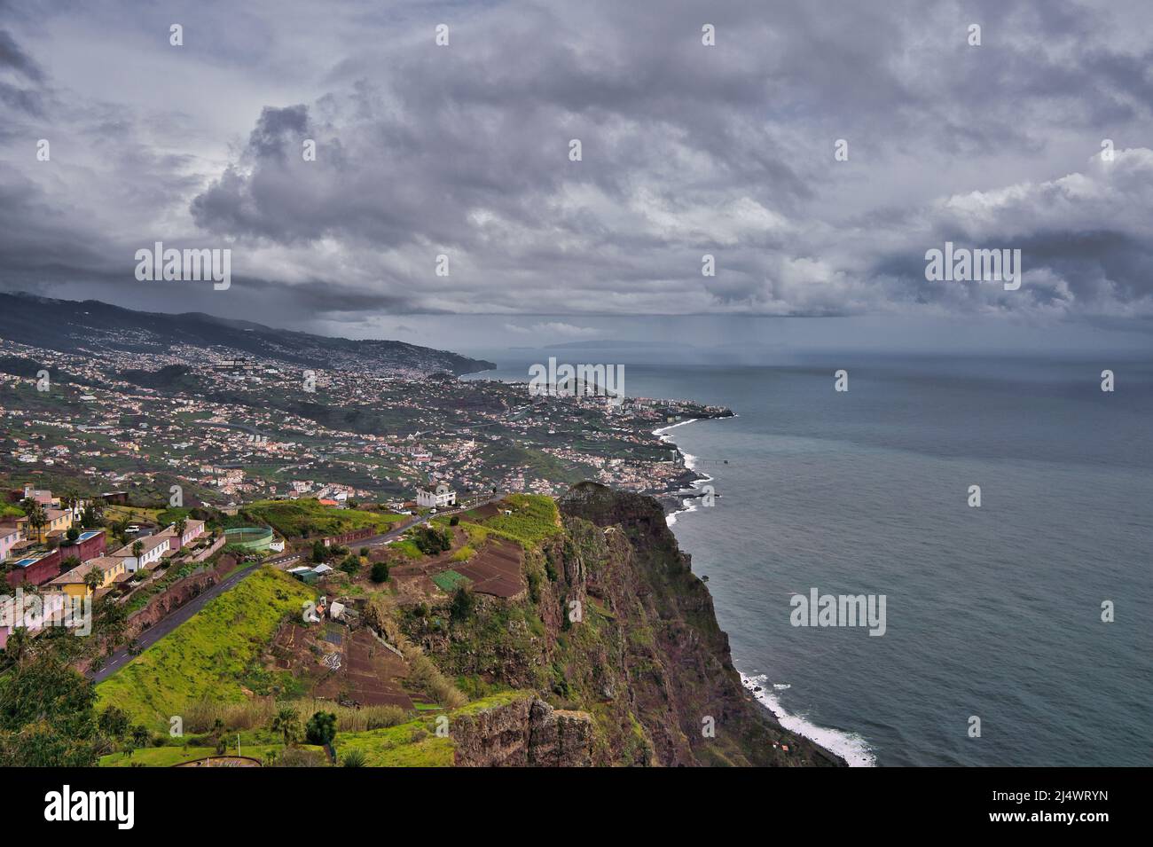 Cabo Girao è un'alta scogliera di mare situata lungo la costa meridionale dell'isola di Madeira, nell'arcipelago portoghese di Madeira, geograficamente pa Foto Stock