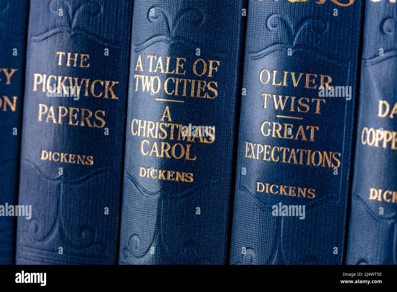 Madrid, Spagna - 11 agosto 2021: Le opere complete di Charles Dickens, tra cui Un Carol di Natale, i Pickwick Papers, e Oliver Twist, su uno scaffale Foto Stock
