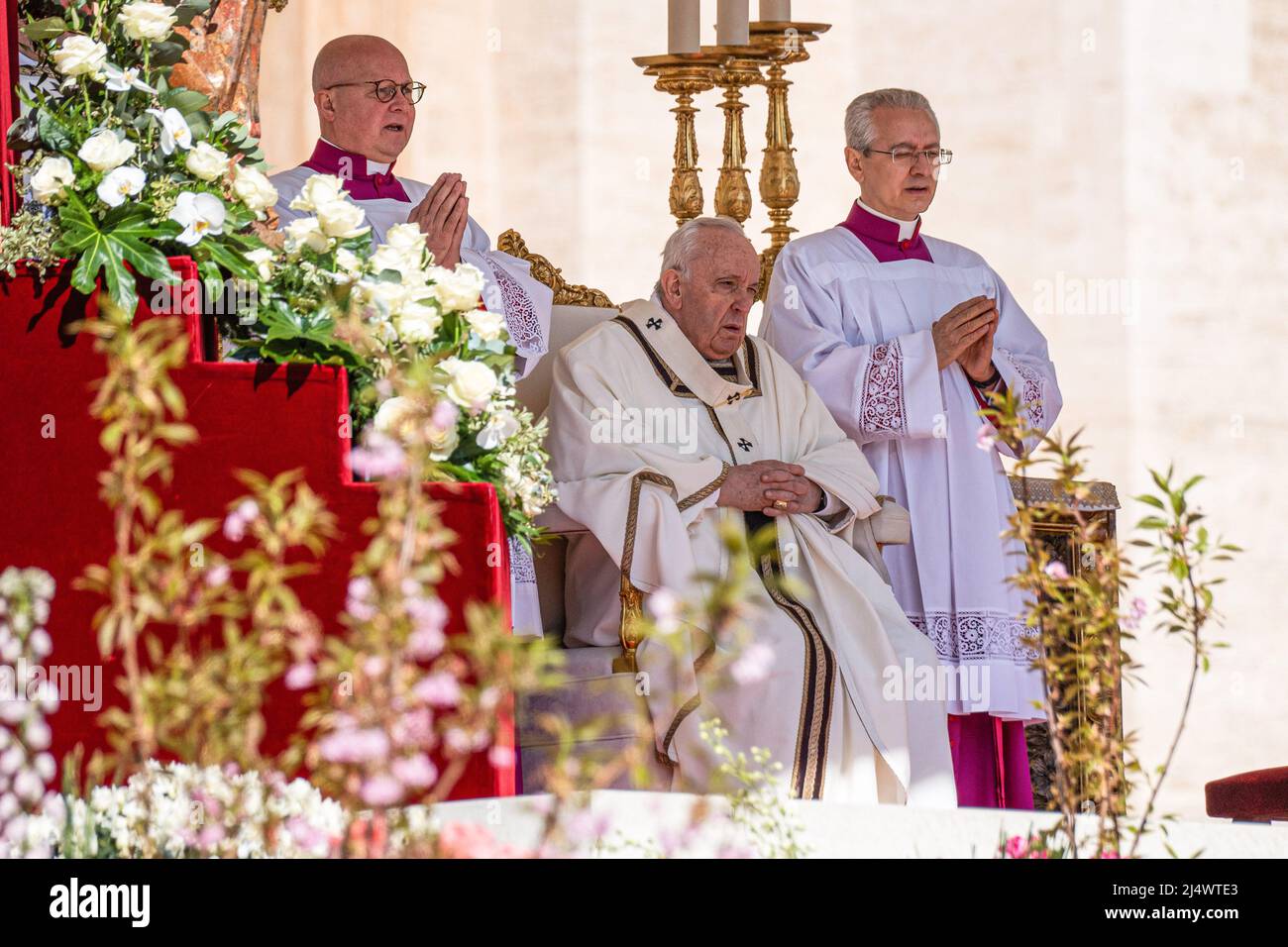 Papa francesco messa di pasqua 2022 in piazza san pietro immagini e