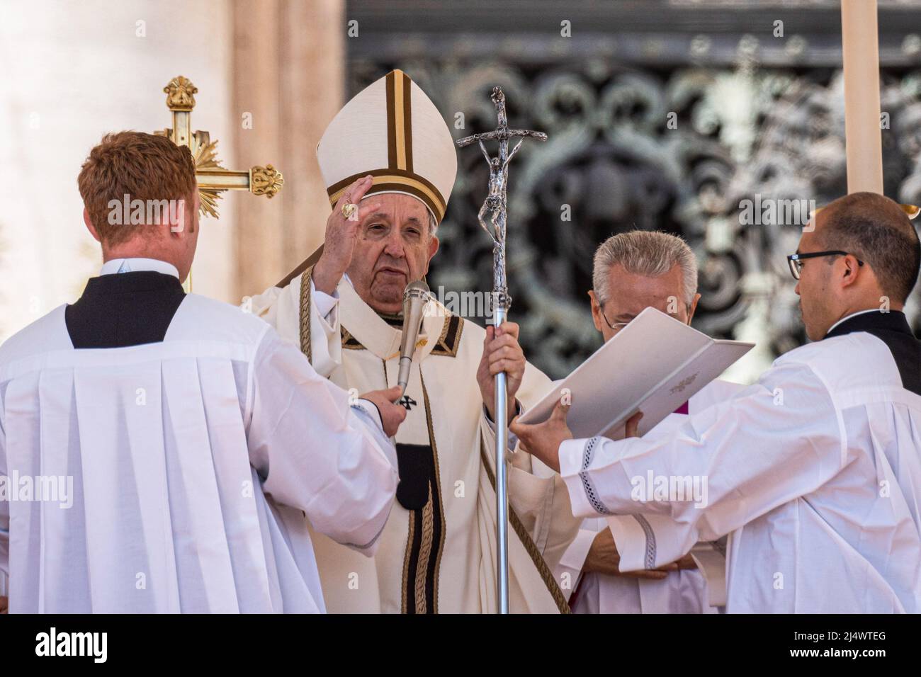 Papa francesco messa di pasqua 2022 in piazza san pietro immagini e