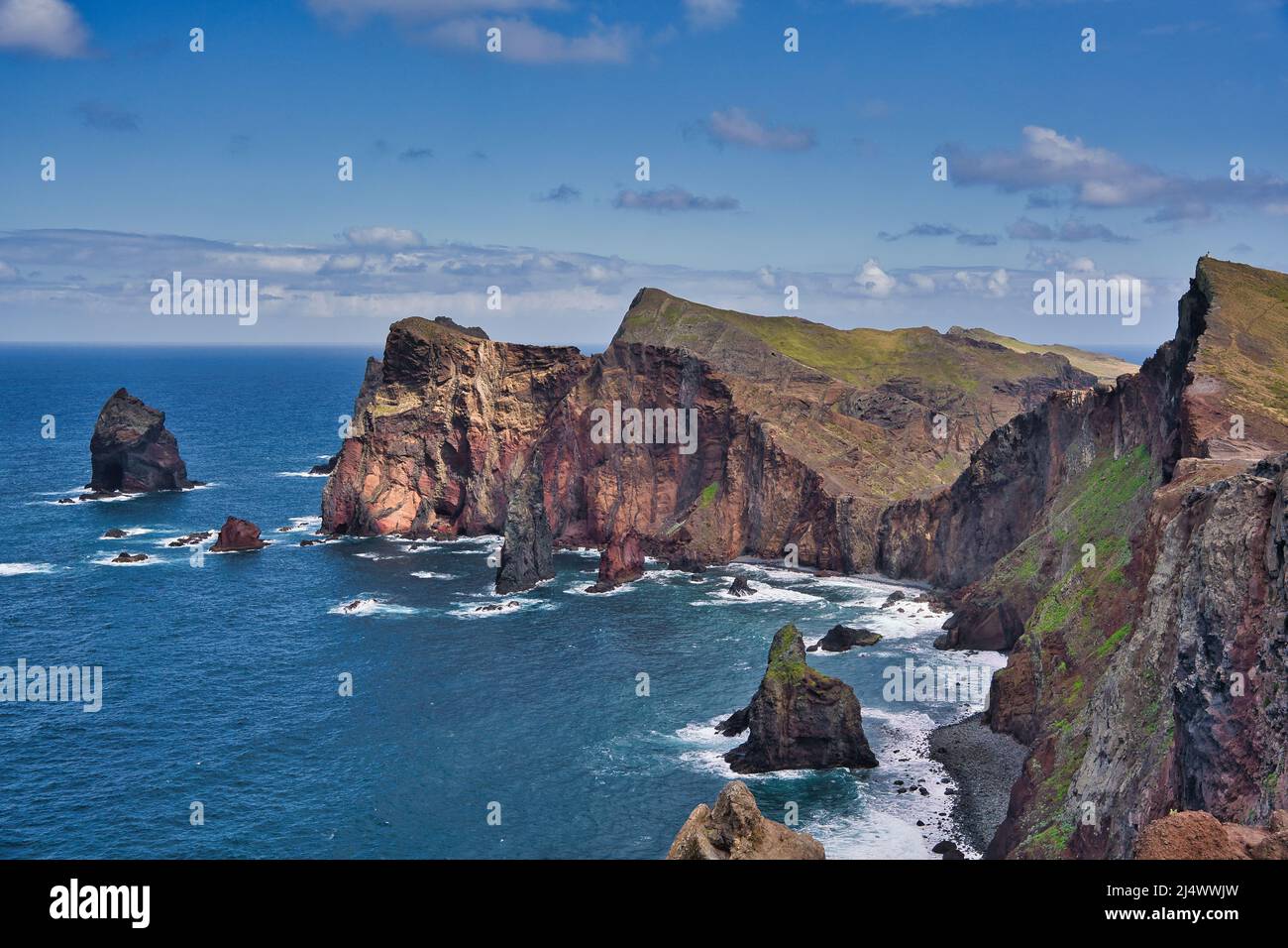Ponta de Sao Lourenco, Madeira, Portogallo. Splendida vista panoramica sulle montagne del paesaggio verde, delle scogliere e dell'Oceano Atlantico. Escursioni giorno attivo fresco estate s. Foto Stock