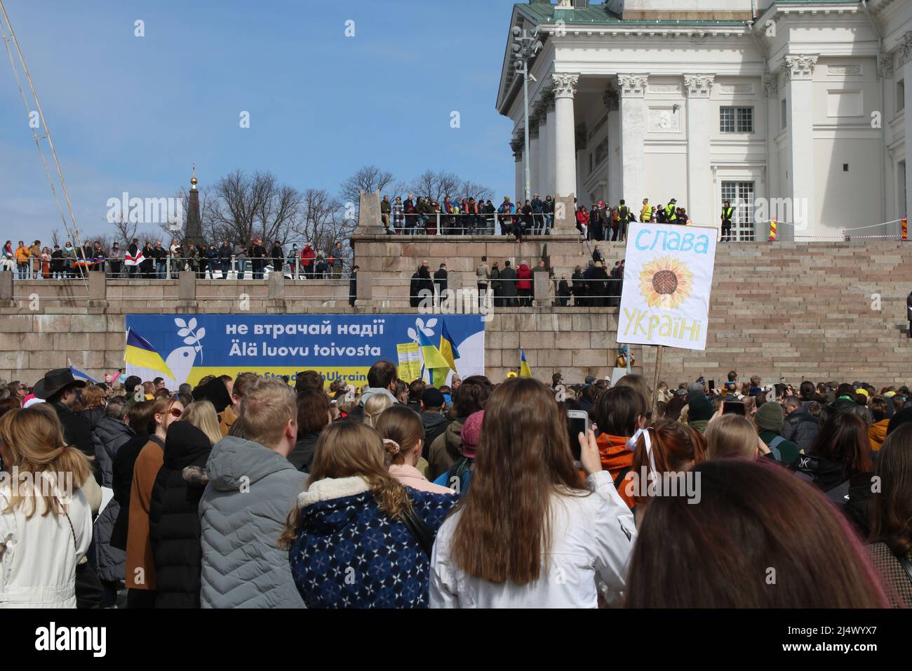 Siamo in presenza della manifestazione Ucraina nella piazza del Senato, Helsinki, Finlandia, 18.4.2022 Foto Stock
