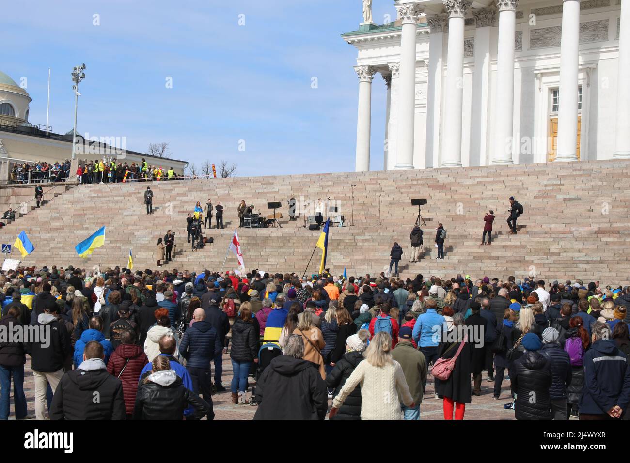 Siamo in presenza della manifestazione Ucraina nella piazza del Senato, Helsinki, Finlandia, 18.4.2022 Foto Stock