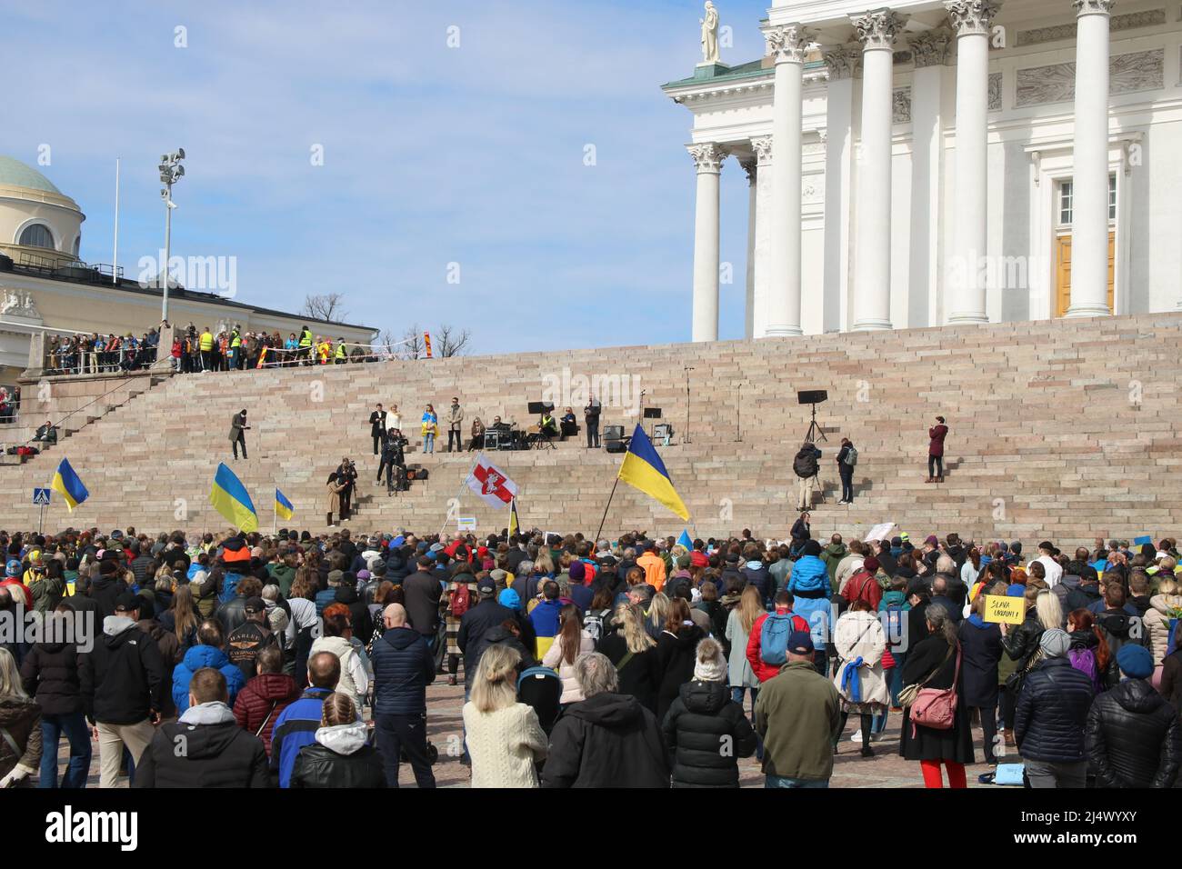 Siamo in presenza della manifestazione Ucraina nella piazza del Senato, Helsinki, Finlandia, 18.4.2022 Foto Stock