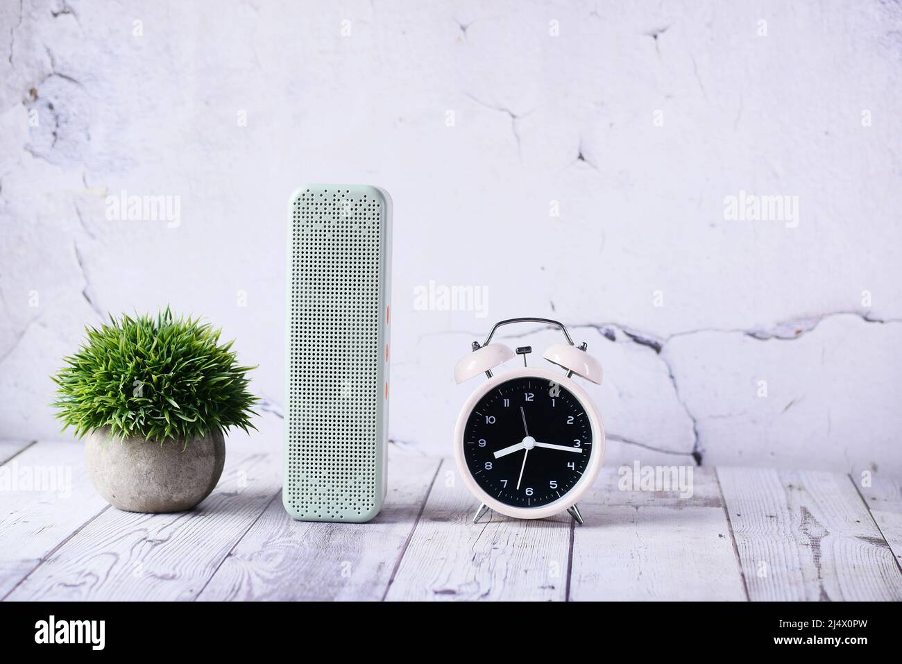 altoparlante e tastiera intelligenti con spazio di copia su sfondo bianco Foto Stock