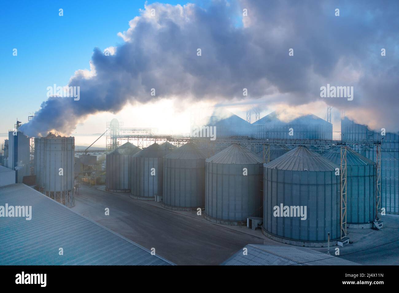 Vista sul drone, grande ascensore. Deposito che asciuga e logistica di grano. Foto Stock