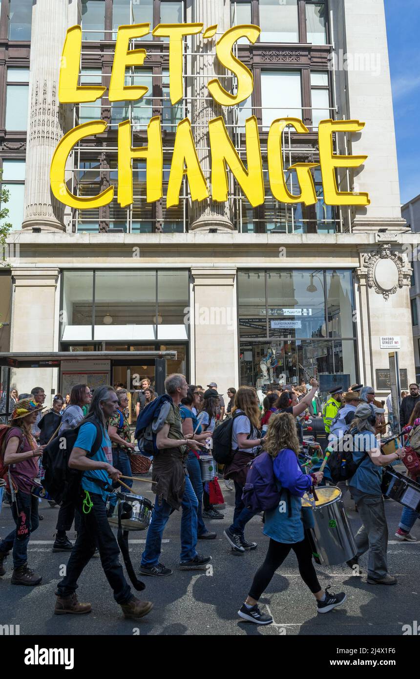 Estinzione la ribellione protesta per le strade di Londra contro l'uso di combustibili fossili e per sensibilizzare il pubblico sui cambiamenti climatici. Foto Stock