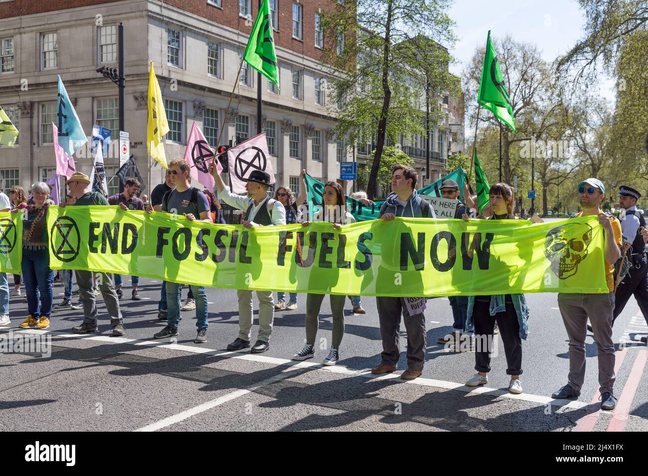 Estinzione la ribellione protesta per le strade di Londra contro l'uso di combustibili fossili e sensibilizza il pubblico sui cambiamenti climatici. I manifestanti bloccano il traffico Foto Stock