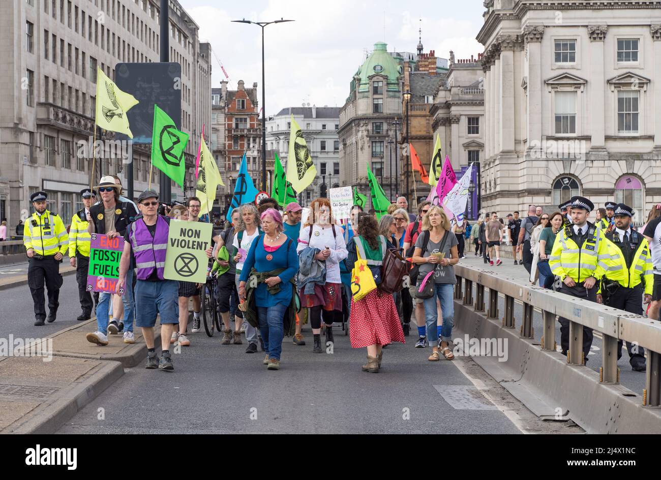 Estinzione la ribellione protesta sul ponte Waterloo contro l'uso di combustibili fossili e per sensibilizzare al cambiamento climatico. Londra - 15th aprile 2022 Foto Stock