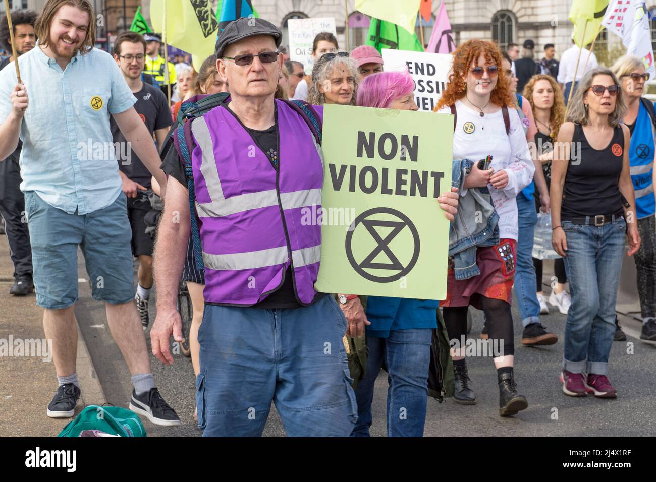 Estinzione la ribellione protesta sul ponte Waterloo contro l'uso di combustibili fossili e per sensibilizzare al cambiamento climatico. Londra - 15th aprile 2022 Foto Stock