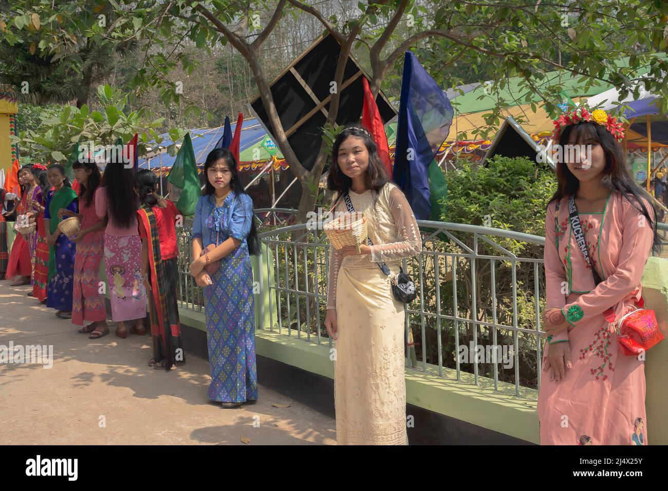 Bangladesh. 16th Apr 2022. Celebrazioni del Sangrai in Bangladesh il 16 aprile 2022. In tailandese, 'transizione' significa cambiamento. Sangrai in realtà significa dire Arrivederci al vecchio anno e accogliere il nuovo anno. Allo stesso tempo, la nuova stagione di zoom in agricoltura nel Chittagong Hill Tracts inizia dopo Sangrai. Sangrai è celebrato principalmente attraverso le feste dell'acqua. (Foto di Sumon Das/Pacific Press/Sipa USA) Credit: Sipa USA/Alamy Live News Foto Stock