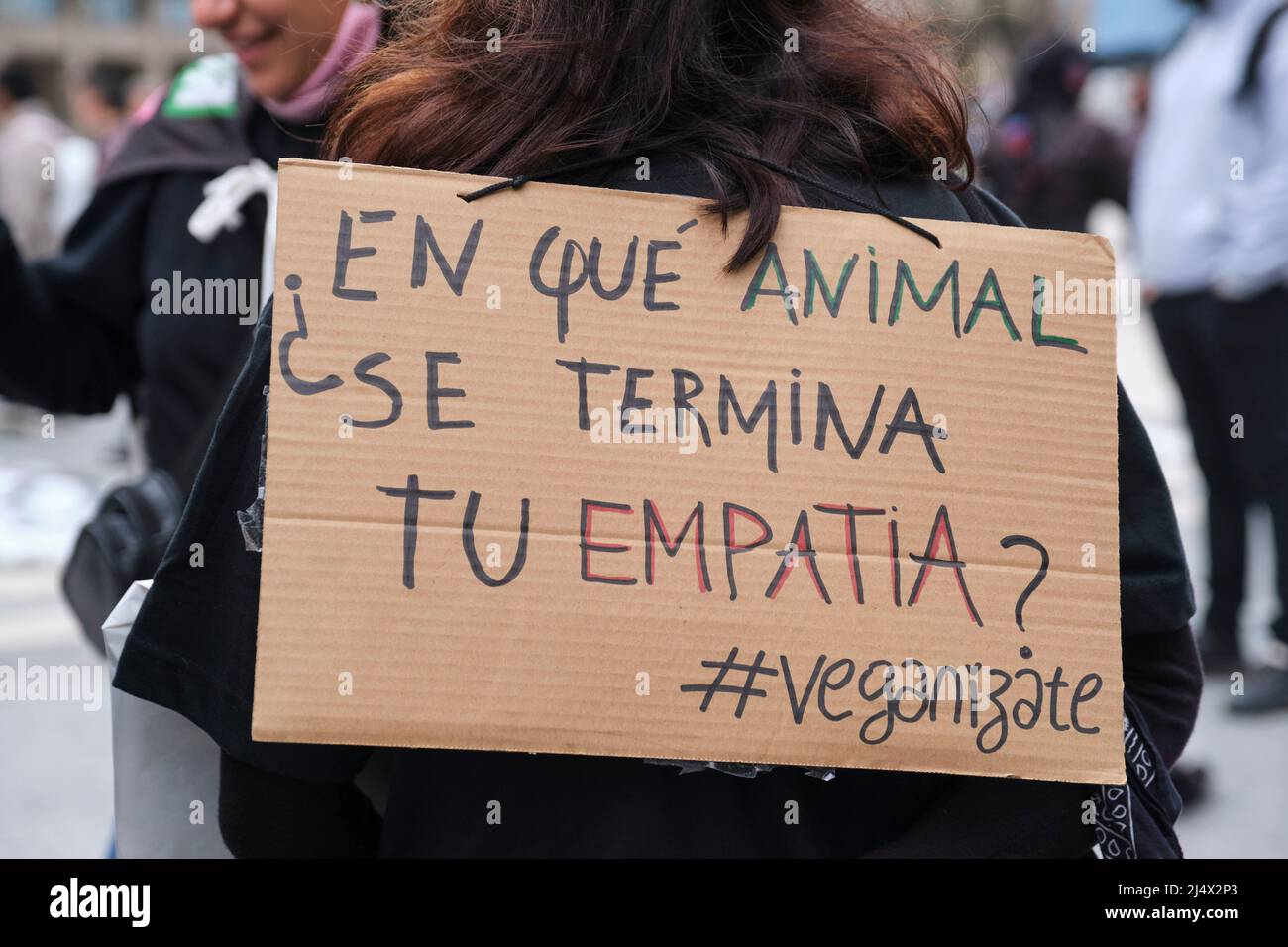 Buenos Aires, Argentina; Nov 1, 2021: Giornata mondiale del Vegan, persona irriconoscibile porta un segno sulla sua schiena con il testo su cui l'animale fa la vostra empata Foto Stock