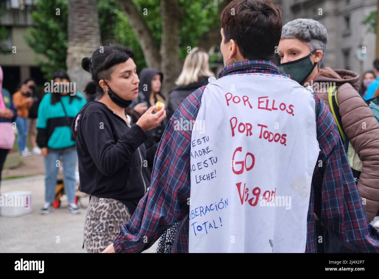 Buenos Aires, Argentina; Nov 1, 2021: Giornata mondiale del Vegan, persone concentrate in Plaza de Mayo. Messaggio: Per loro, per tutti, veggan. Foto Stock