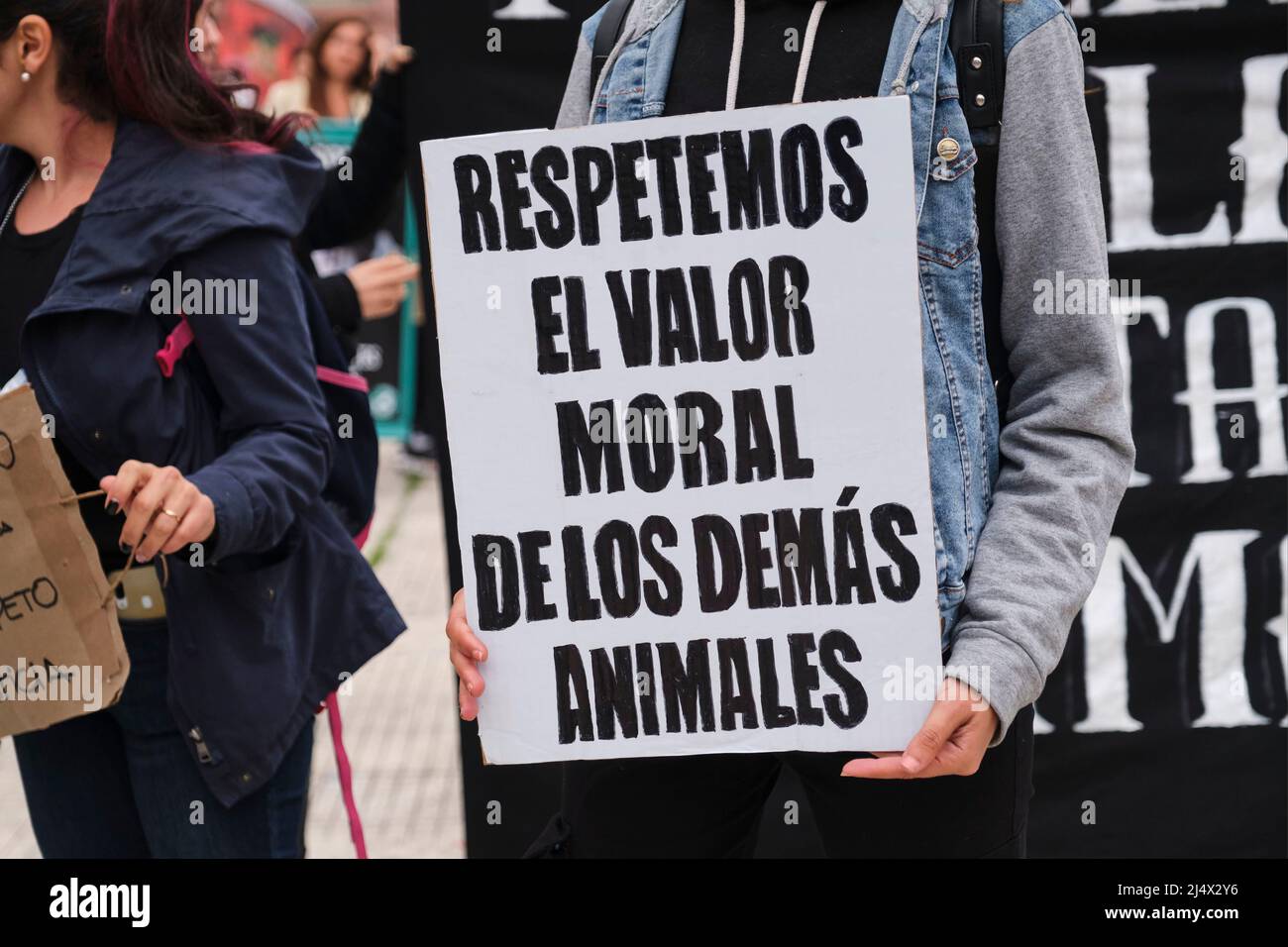 Buenos Aires, Argentina; Nov 1, 2021: Giornata mondiale del Vegan, persona irriconoscibile che tiene un poster con il testo rispettiamo il valore morale di un altro AN Foto Stock