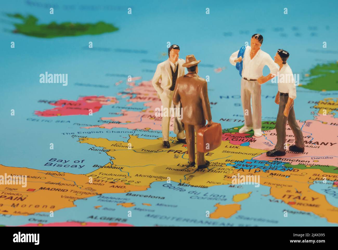 Concetto di riunione per i viaggiatori d'affari. Figurine di uomini sulla mappa dell'Europa. Foto Stock