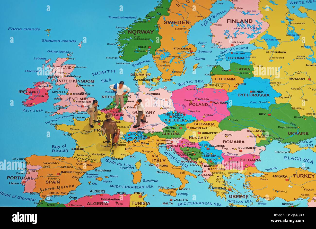 Concetto di riunione per i viaggiatori d'affari. Figurine di uomini sulla mappa dell'Europa. Foto Stock