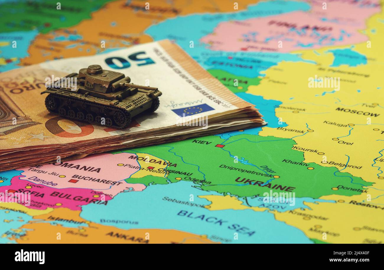 Concetto di finanziamento della guerra sulla mappa dell'Europa. Foto Stock